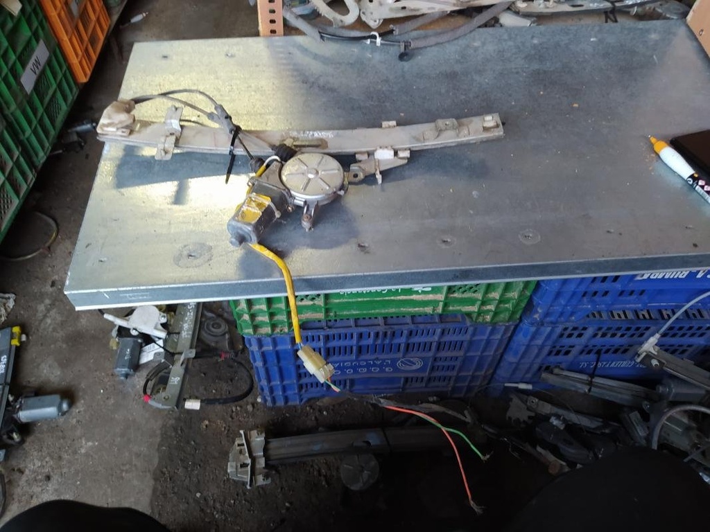 [01041720328810] Elevalunas delantero izquierdo - Kia Pride (DA) (1.3i (64 cv)) (0000)