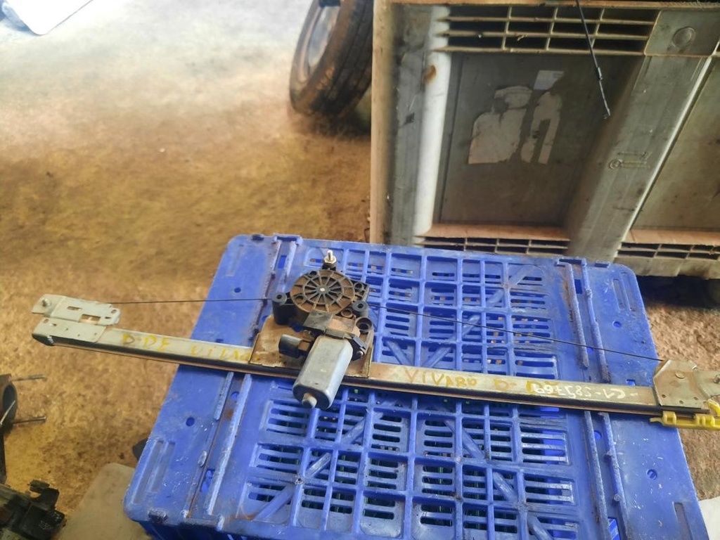 [09151309184154] Elevalunas delantero derecho - Opel Vivaro A Tour (1.9 DI (120 cv)) (0000)