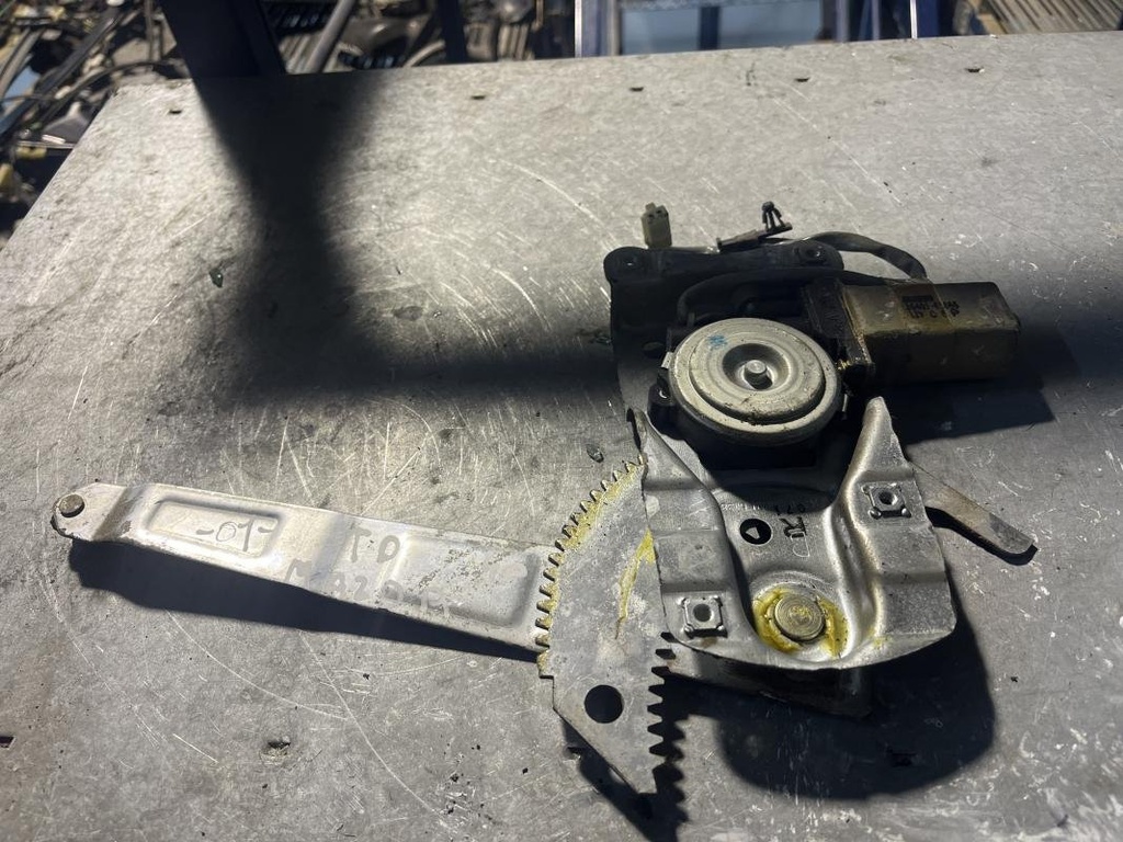 [10031213022797] Elevalunas trasero derecho - Mazda 323 F VI (BJ) (1.5 i 16V (88 cv)) (2001)