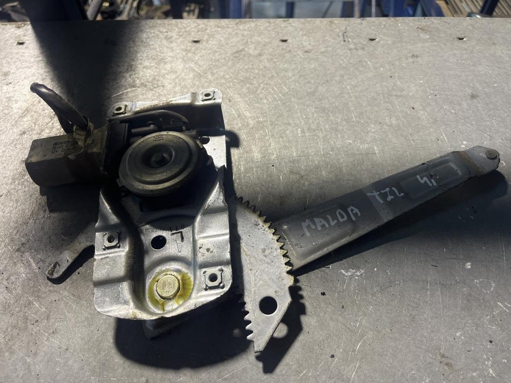 [10031215506361] Elevalunas trasero izquierdo - Mazda 323 F VI (BJ) (1.5 i 16V (88 cv)) (2001)