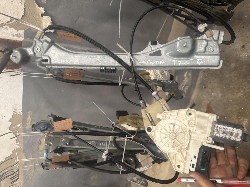 [06251021377165] Elevalunas trasero izquierdo - Renault Laguna III (2.0 dCi FAP (150 cv)) (0000)