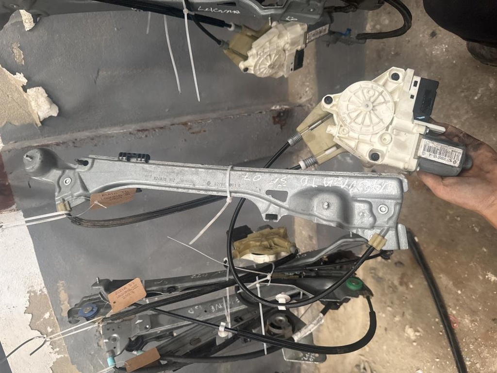 [06251022514707] Elevalunas trasero derecho - Renault Laguna III (2.0 dCi FAP (150 cv)) (0000)