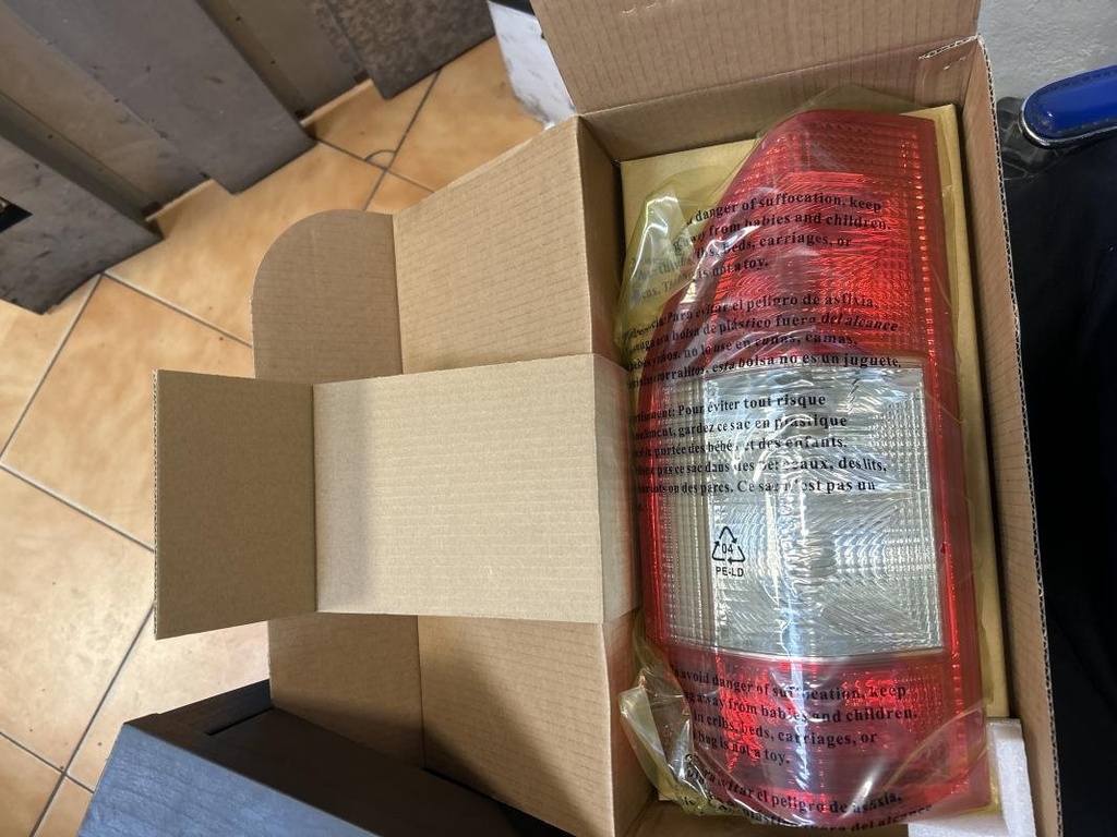 [24182063619154] Piloto trasero izquierdo - Mercedes Benz Sprinter 3-t Furgón (903) (308 CDI (82 cv)) (2003)