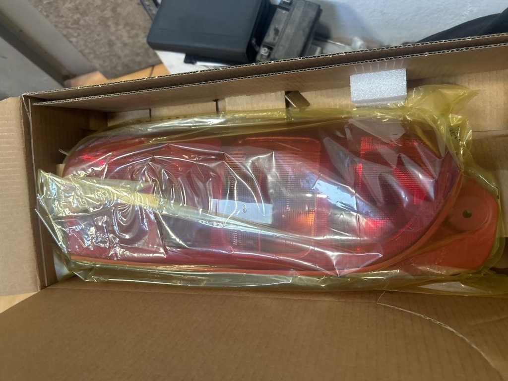 [638291541840] Piloto trasero izquierdo - Renault Master II Furgón (FD) (1.9 dCi 80 (82 cv)) (1998)