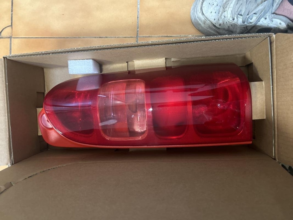 [46211458932900] Piloto trasero derecho - Renault Master II Furgón (FD) (1.9 dCi 80 (82 cv)) (1998)