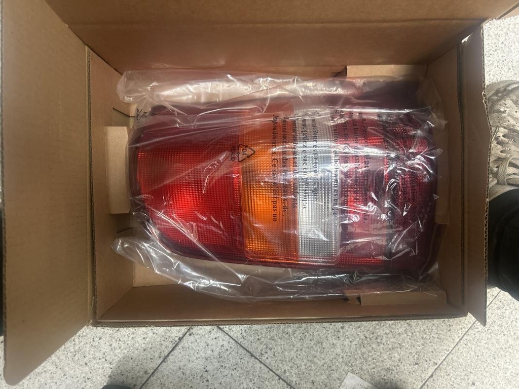 [16400325152949494251] Piloto trasero derecho - Mercedes Benz Vito (W638) (V 200 CDI (102 cv)) (1996)